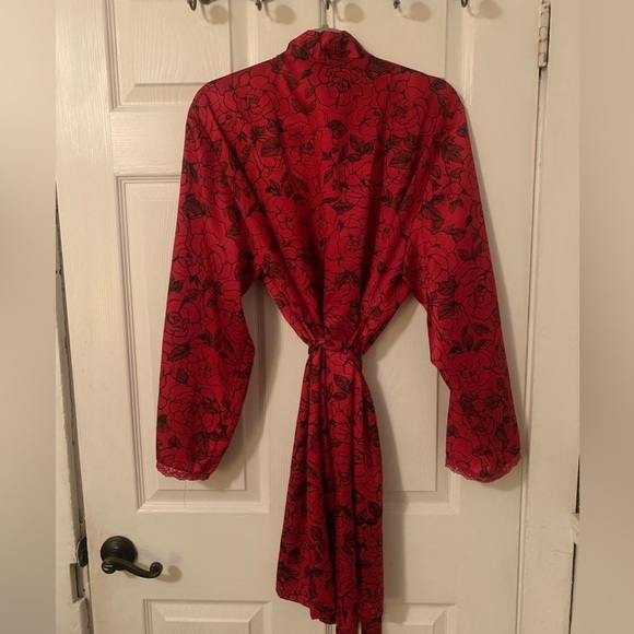 Red Robe With Black Roses - Size Large - Knee Length - Picture 2 of 5